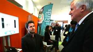Tim Menapace mit dem bayerischen Ministerpräsidenten Horst Seehofer am Filmkraut-Stand